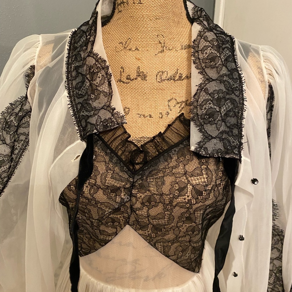 Gorgeous vintage 🖤 night gown and robe